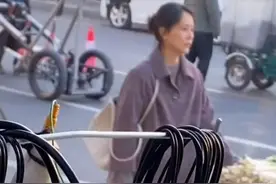 44岁海清路透曝光，身形消瘦推着自行车行走，打扮朴素气质仍温婉图片