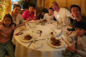 陈豪举家赴西班牙度假，合照母亲哥哥罕露脸，兄弟俩长相神似母亲图片