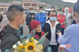 8岁男孩与哥哥一起被拐，33年后回家发现哥哥已离世图片