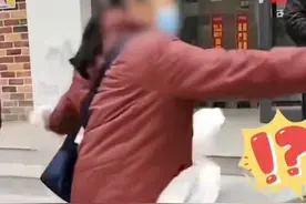 今评弹｜银行限时5秒撕卫生纸活动引争议：个别网友“替人尴尬”的毛病又犯了图片
