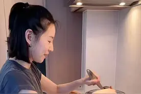 董洁豪宅内为儿子下厨做饭！13岁顶顶大长腿瞩目，嘴巴眼睛超像妈图片