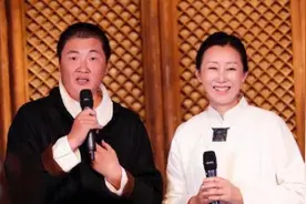 孙楠二婚老婆身材真不赖！毛衣塞裙里穿还有细腰，52岁少女感满满图片