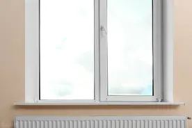 擦玻璃不用一滴清洁液，不花一分钱，一招让玻璃干净透亮，无水渍图片