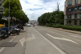 “两个人头埋在水里”，母女在淹积水中遇险图片