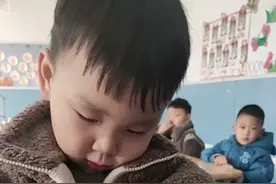 当幼儿园老师和小朋友说手冷，被小男孩的举动温暖到了！视频封面