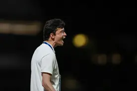 谢晖首秀，“就压着打！”图片