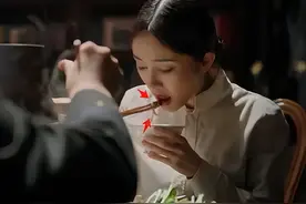 同样是演“大口吃肉”，把杨幂、赵丽颖和杨紫放一起看，高下立判图片