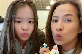 著名港星曾被指一脱成名！罕见携女儿出镜，小家伙继承妈妈高颜值图片