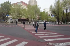 碱泉街前进街路口有了X形斑马线图片