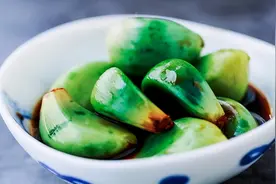 腌腊八蒜，别只会加醋，多加这2种调料，蒜香浓郁，半天就变绿图片