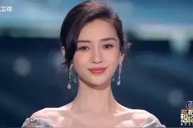 浙江跨年槽点多！放男星黑白照被批，用荧光棒充观众，主持人嘴瓢图片