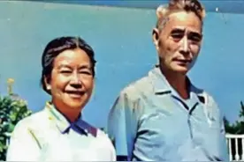 1975年黄维特赦出狱，与妻子蔡若曙罕见合影，一年后两人阴阳相隔图片