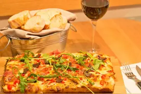 发美食的朋友圈文案｜好好吃饭，是平凡日子里的浪漫图片