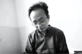 男子花40万救癌症女友，生病向她借300块，女友：没钱，我嫁人了图片