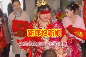 新郎抱新娘翻车，新娘不高兴：我只有160斤，你真是一点用都没有图片