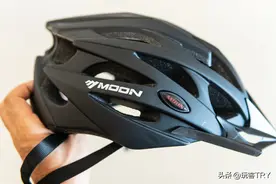10样总价500元的新人骑行装备，包括头盔、德规车灯、智能手环图片
