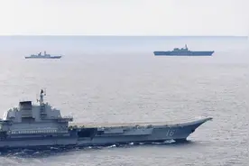 31日，日航母驶入辽宁舰编队内窥探，结果成陪练；胡锡进杠上美媒图片