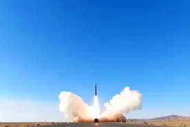 正逢佩洛西窜访，东风-17高调亮剑，可贯穿航母甲板，大家都懂图片