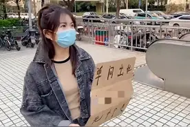 上海打工妹在街头揽活，拖欠三个月房租，称今年生意太难做图片