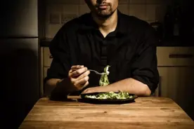 你有多久没陪家人一起吃饭了？研究发现独自用餐容易增加疾病风险图片