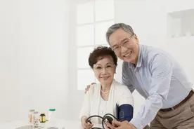 52岁阿姨哭诉：跟亲家一起去女儿家过年，是我做过最愚蠢的决定图片