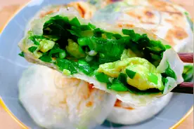 做韭菜饼时，有人发面，有人烫面？教你简单做法，皮薄馅大，真香图片