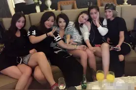 王思聪三亚庆34岁生日，5位辣妹抢着往怀里钻，现场开数十瓶黑桃A图片