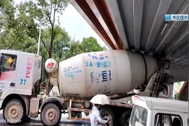又一次，无视限高标志！这回是水泥罐车，卡在了桥底下图片