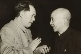 1948年一位老先生塞给周总理一张纸条，毛主席看后：立刻召开会议图片