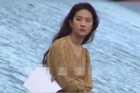 刘亦菲在剧组伙食太好？新照穿印花裙勒出双层游泳圈，太接地气了图片