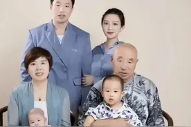 烧饼全家福曝光，娇妻长相美艳动人，两儿子似复制长相太像爸爸图片