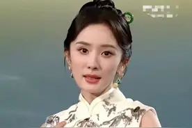 央视中秋晚会众女星惊艳！杨幂旗袍凹凸有致，莫文蔚撞脸林志玲图片
