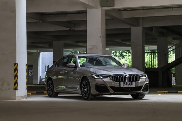 宝马535le:这车百公里油耗1个多,轴距超3米,后排加长能翘二郎腿