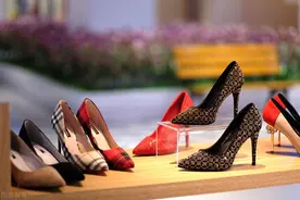 买高跟鞋正常码数还是偏小一，38码的脚穿多大的高跟鞋图片