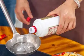 56岁农村人的“酒架”，竟有一半是茅台，网友：种地这么赚钱吗？图片
