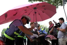 电动车挡风被、挡风玻璃、遮阳伞禁止安装？别急，可以用这些代替图片