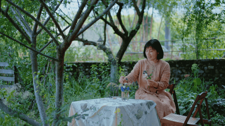 IT夫妇中年辞职，拿下1200㎡荒地归隐，如今第七年了