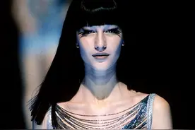 吉娘娘心酸史：18岁穿露胸装出场，哭着完成走秀，成就超级模特图片