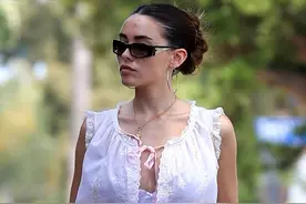 啤酒妹Madison Beer夏日清凉穿搭，无袖白色蕾丝边衬衫慵懒惬意图片