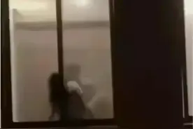 校园情侣厕所"做运动"围观狂潮，男生尴尬逃跑全网疯传！视频曝光图片