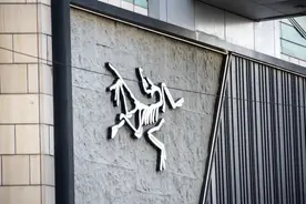 “出门不穿鸟，一天路白走”，一个中年人爱穿的牌子，为何火了？图片