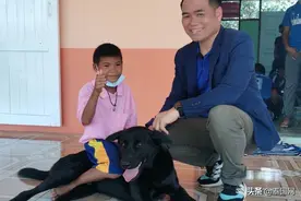 泰国骑狗上学走红男孩 背后故事令人心酸图片