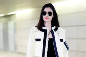 何穗不仅身材好，衣品也格外出众，小香风配牛仔裤太有国际范了图片