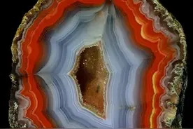 水晶、玛瑙、玉髓、碧玉、蛋白石都是石英质，如何分辨这些宝石？图片
