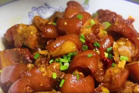 猪蹄想要好吃，别乱加佐料，手把手教你红烧猪蹄，软烂入味而不腻图片