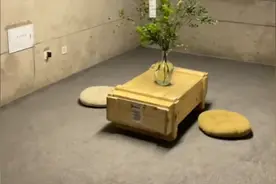 情侣因房贷压力太大入住毛坯房，网友调侃到：装修风格是叙利亚风图片