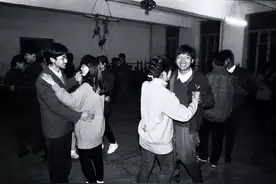 他变卖家产花40万救活患病女友，却被无情抛弃，只能以捡垃圾为生图片
