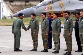 2019年印度战机迫降巴基斯坦，飞行员说的话，把抓他的士兵逗乐了图片