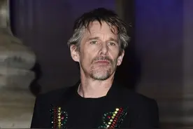 好莱坞文艺男神太养眼，52岁魅力依旧，网友：老帅老帅了图片