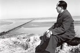 毛主席问卫立煌：驴先迈左脚还是右脚？卫起先不懂，后猛然醒悟图片